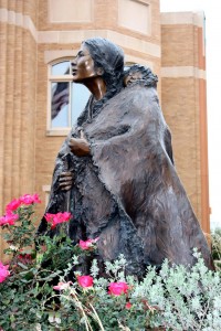 Sacagawea & Jean Baptiste -patsas museon edessä