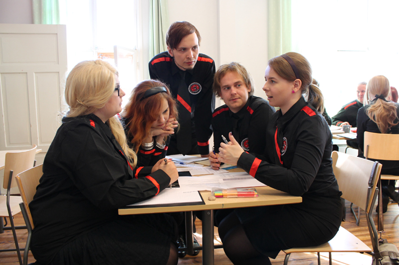 Oppilaat suorittavat ryhmätehtävää. Kuva: Mikko Behm
