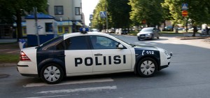 http://upload.wikimedia.org/wikipedia/commons/thumb/5/54/Poliisi.JPG/640px-Poliisi.JPG?uselang=fi