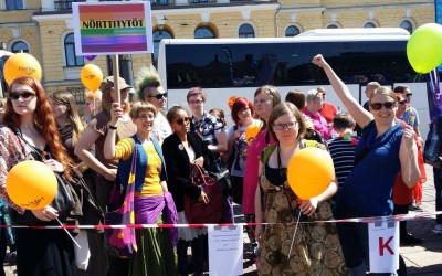 Yksinä 20 000:sta: Nörttitytöt Helsinki Pridella