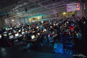 Assyt on järjestetty jo vuodesta 1992 alkaen, vuodesta 2007 asti Assemblyjä on ollut joka vuosi kaksi: pelaamiseen keskittyvä Assembly Winter ja laajempi tietokonefestivaalimainen Assembly Summer. Kuva: Tuula Ylikorpi