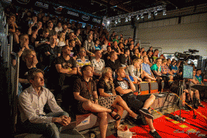Itse tapahtumassakin penkkiurheilijoita riitti matseja seuraamaan katsomon täydeltä. Ensi vuodelle lienee tarvetta jo isommalle areenalle? Kuva: Tuula Ylikorpi