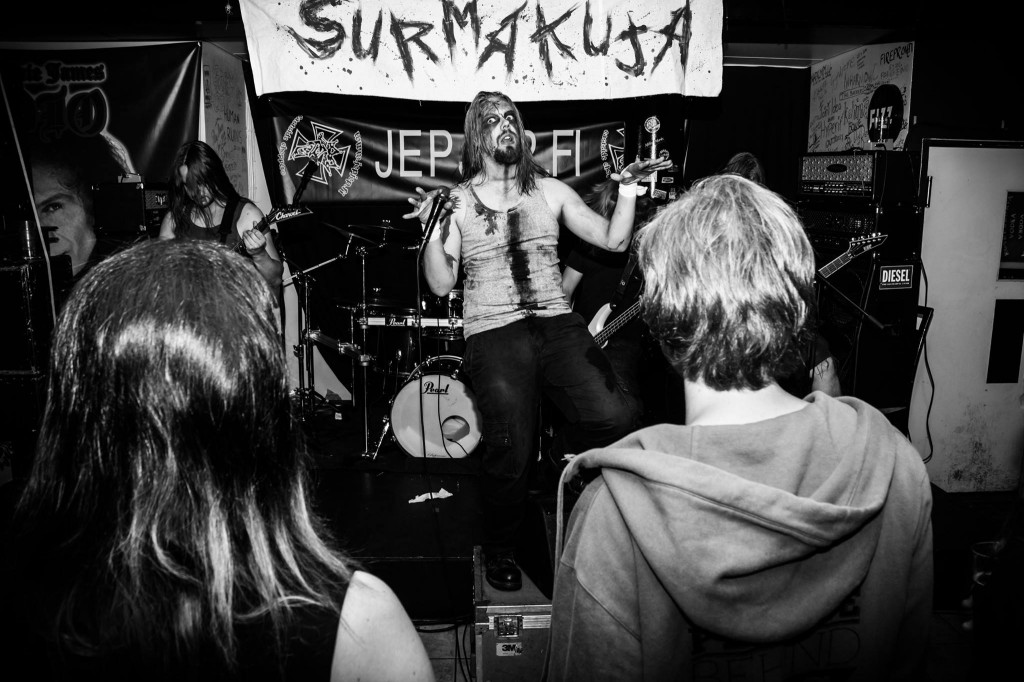 Kesän 2014 Surmakujalla esiintyi mm. Inharmonic, kuvaaja Nuutti Turkki. Paikka on Ravintola La Barre.