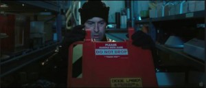 Safety Not Guaranteed (2012) kertoo eri tavoilla omituisista ihmisistä - yksi heistä väittää rakentaneensa aikakoneen.