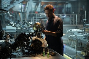 Age of Ultron heijastelee jo tulevaa sisällissotaa, sillä Kapun ja Rautamiehen välejä kiristää jo nyt pahasti Ultronin synty. Stark vaikuttaisikin olevan menossa synkempiä vesiä kohti. ©The Walt Disney Company Nordic.