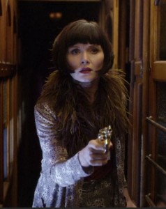 Neiti Fisherin asekin on tyylikäs.