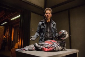 Hank Pymin kehittelemän Muurahaismiehen asun pukee Ant-Man -leffassa ylleen herrasmiesvaras Scott Lang. ©The Walt Disney Company Nordic.