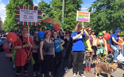 Joulukalenterin luukku 8: Nörttitytöt Pride-marssilla