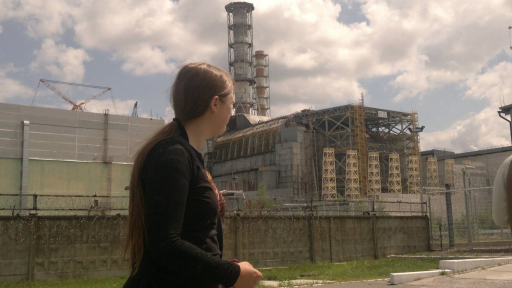 Anna taustanaan onnettomuudessa tuhoutunut reaktori