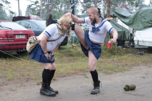 Anime-henkiset koulutytöt ja lemmikkiananas. Normipäivä Nummessa. Kuva: Reetta Järvenpää