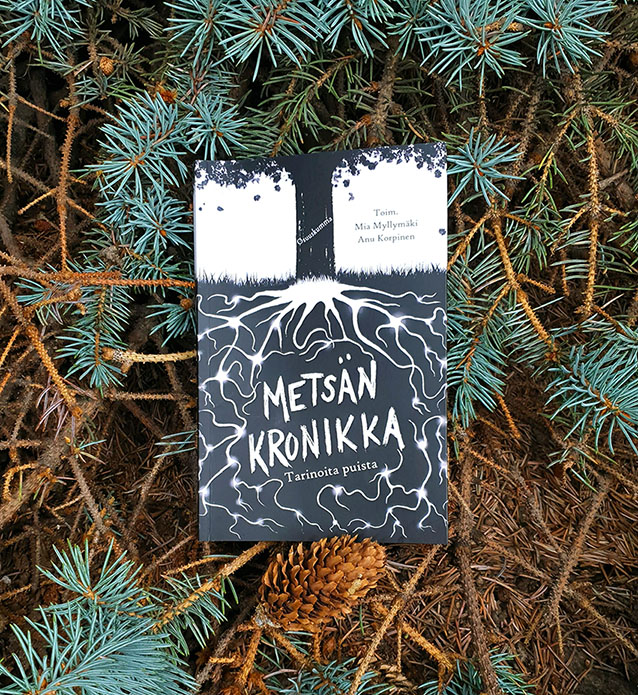 Metsän kronikka -novelliantologian kansikuva havupuun oksilla.