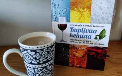 Arvostelu: “Kuplivaa kemiaa” on tuhti tietopaketti juomanvalmistuksen saloihin