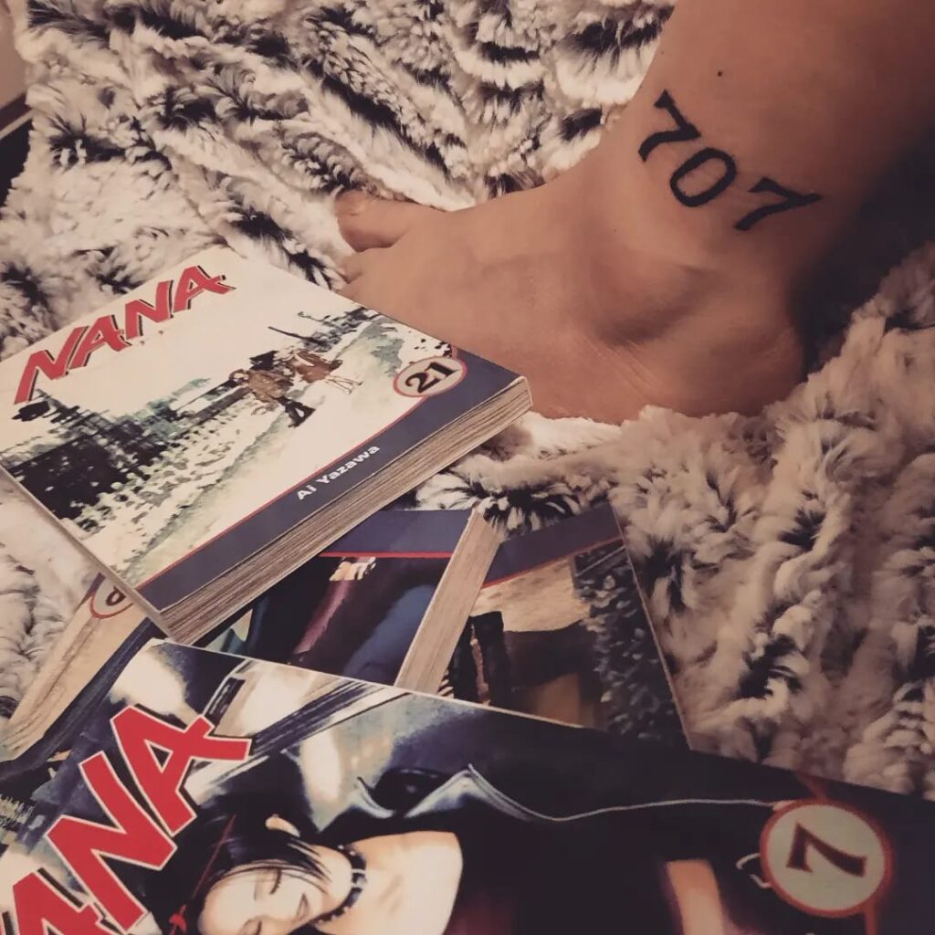 Kuvassa on jalassa oleva tatuointi, jossa on numero 707.