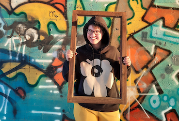 Nuoret kirjailijat Riina Aho ja Kim Myrsky Holopainen