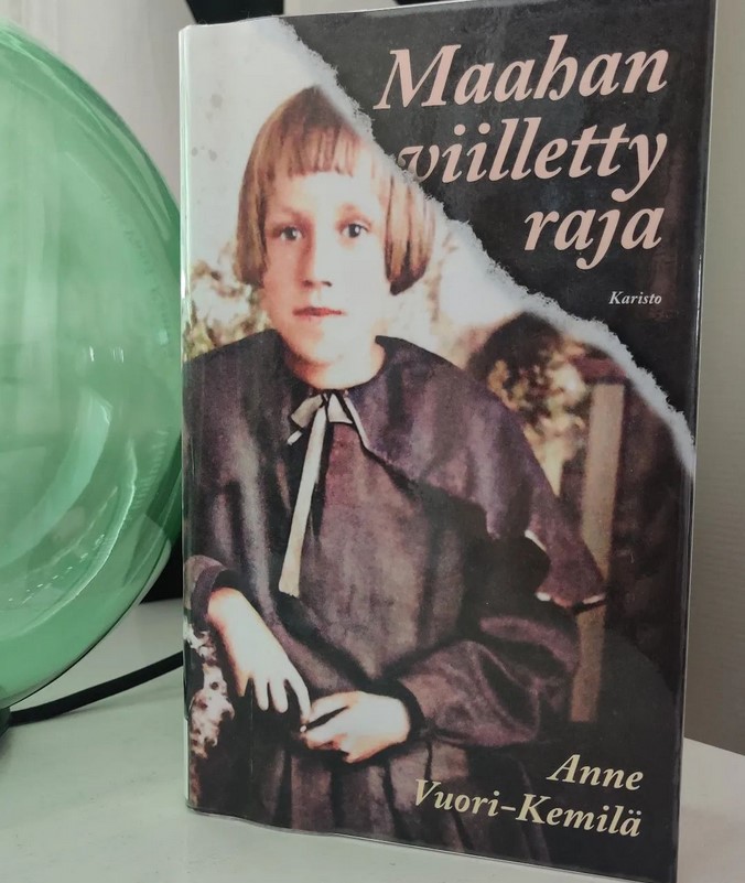 Kirjan kannessa on valokuva lapsesta.