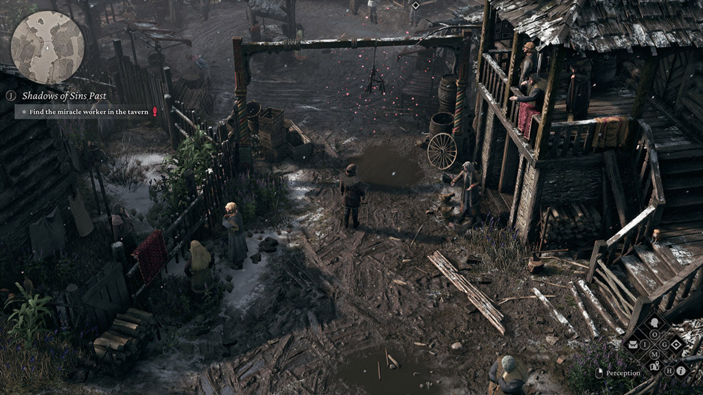 Kuvakaappaus pelistä, jossa näkyy useita ihmishahmoja mutaisella kadulla. Katua ympäröivät kivistä ja laudoista rakennetut talot.