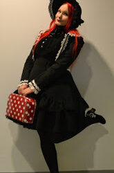 Tyttömäisyyden juuria etsimässä: katsaus Lolitaan